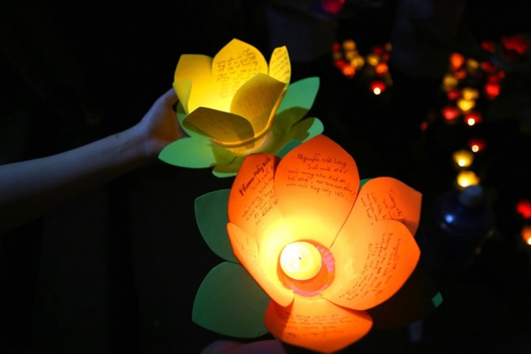 hoa dang ruc sang song sai gon trong dem vu lan