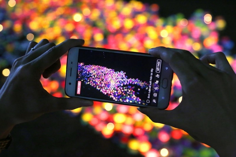 hoa dang ruc sang song sai gon trong dem vu lan