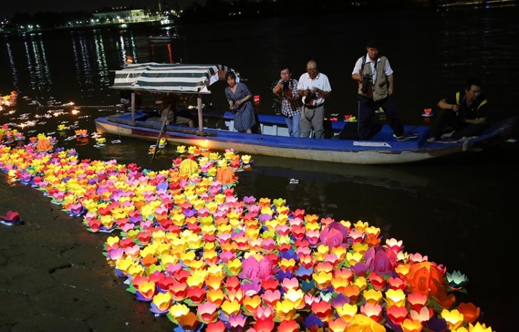 hoa dang ruc sang song sai gon trong dem vu lan
