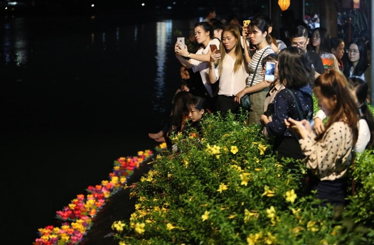 hoa dang ruc sang song sai gon trong dem vu lan