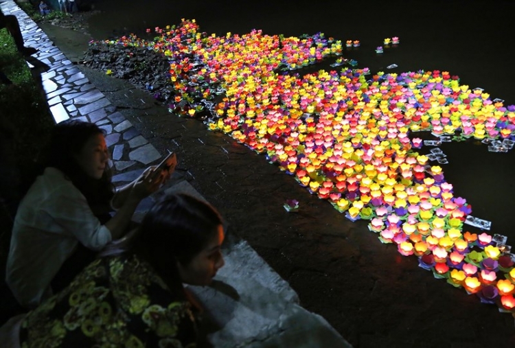 hoa dang ruc sang song sai gon trong dem vu lan