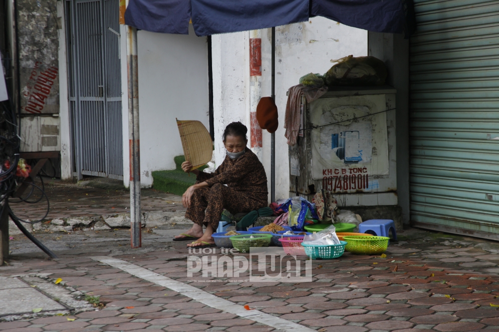 Người dân vẫn bán hàng dưới lòng đường, vỉa hè bất chấp Chỉ thị 17 của Hà Nội