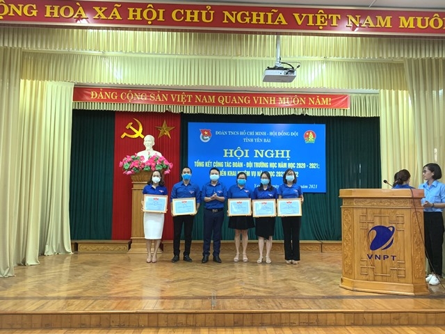Triệu Trí Lộc - Phó Bí thư Tỉnh đoàn tặng Bằng khen cho các đơn vị có thành tích xuất sắc