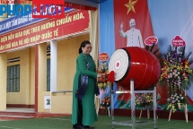 Phó Chủ tịch Quốc hội đánh trống khai trường năm học mới ở Yên Bái