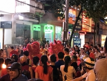 Múa lân, rước đèn trước trung thu khiến các con phố tắc dài ở Yên Bái