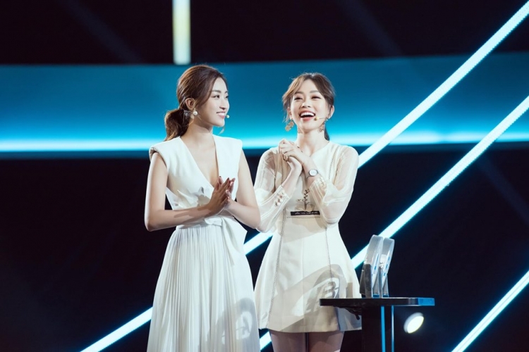 Hoa hậu Đỗ Mỹ Linh miệt mài làm việc quên cả ngày trung thu