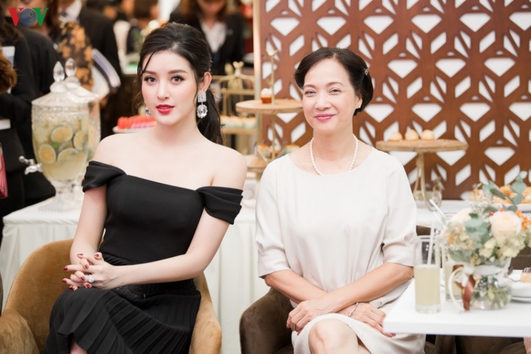 Á hậu Huyền My diện đầm trễ vai gợi cảm, hội ngộ NSND Lê Khanh