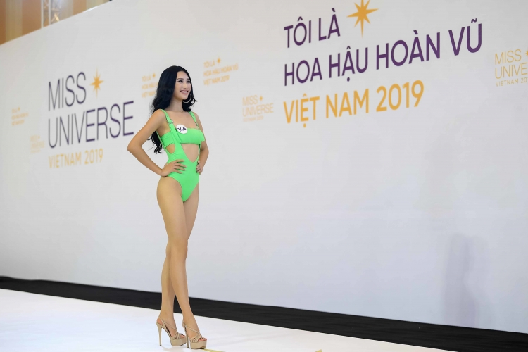 thi sinh hoa hau hoan vu viet nam dot mat trong trang phuc bikini