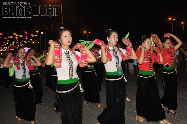 lung linh nhung vong xoe cua nhung co thon nu xom nui tay bac