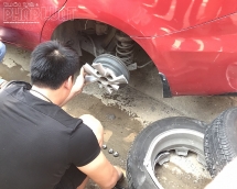 Xe nát bánh vì bình gas lăn từ cổng trụ sở Công an TP Yên Bái