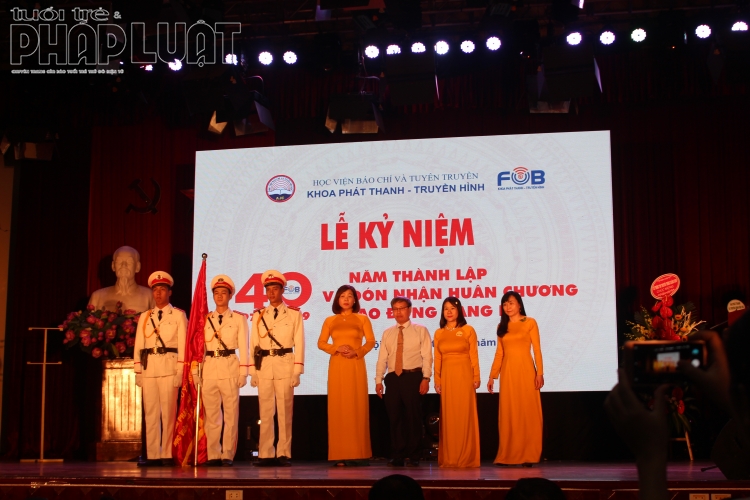 Khoa Phát thanh Truyền hình đón nhận Huân chương lao động hạng Ba dịp kỷ niệm 40 năm thành lập