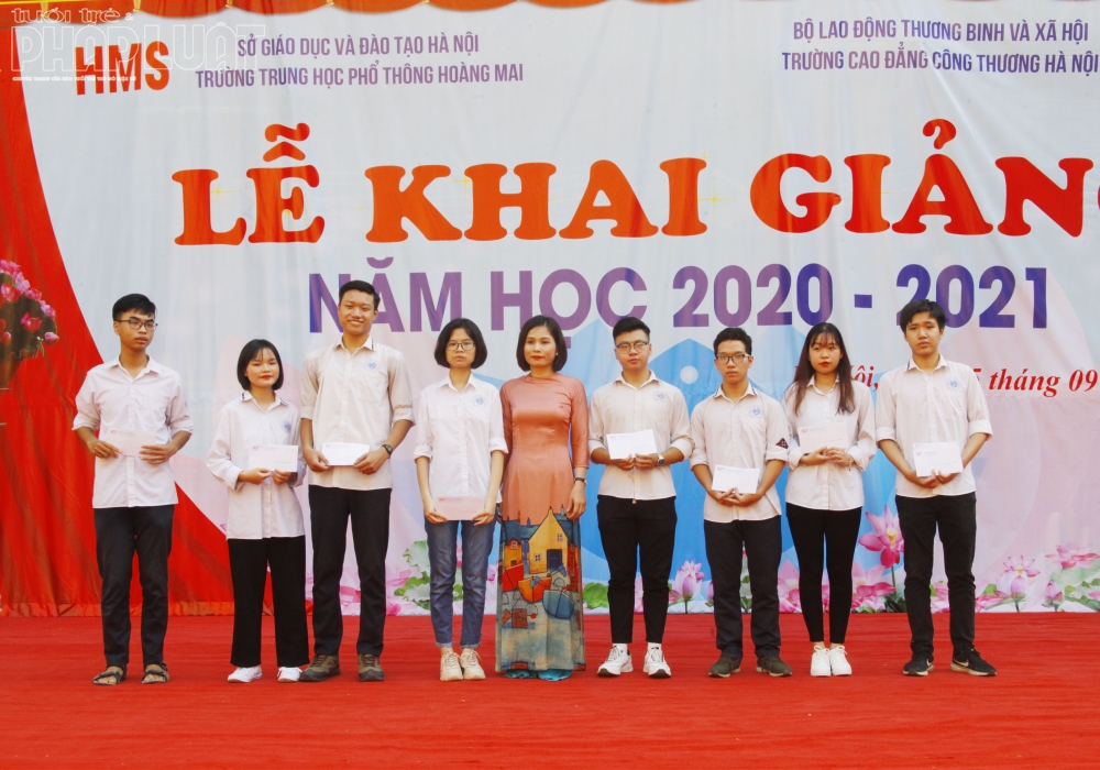 truong thpt hoang mai khai giang nam hoc moi 2020 2021 don gian va an toan