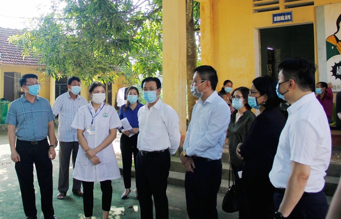 Các ban HĐND thành phố Hà Nội khảo sát cơ sở hạ tầng tại xã Vân Hòa, huyện Ba Vì.