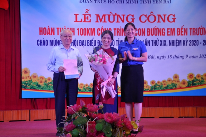 Bí thư Tỉnh đoàn tặng hoa và thư cảm ơn đại diện HĐQT trường TH, THCS, THPT Nguyễn Siêu, Hà Nội