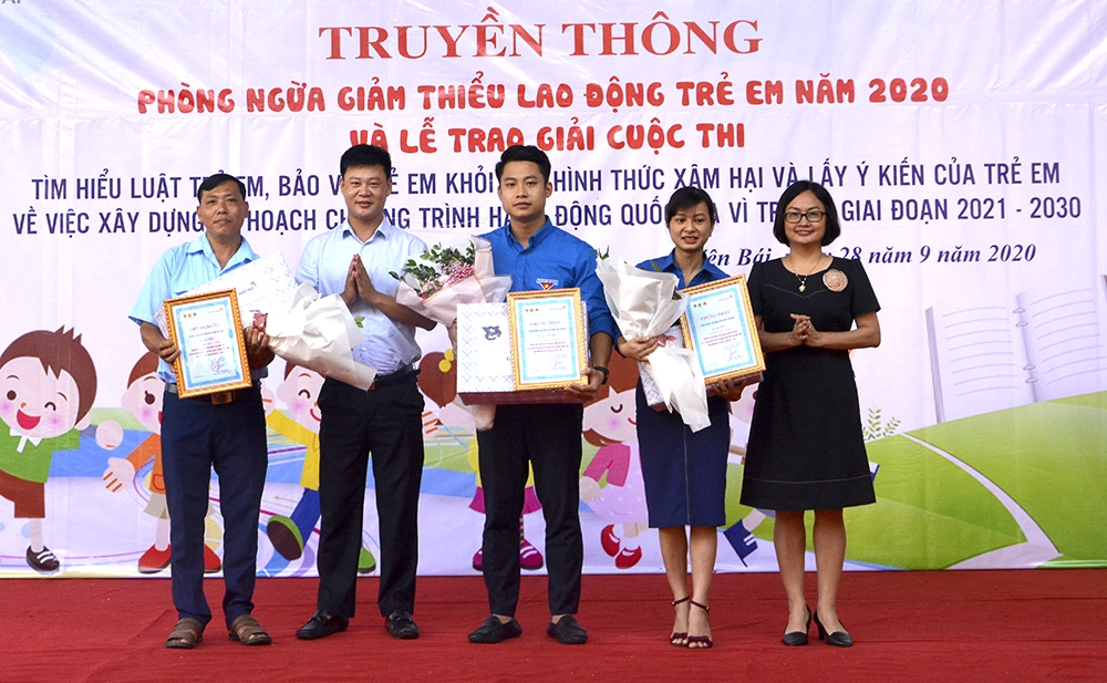  trao giải cho các tập thể có thành tích xuất sắc trong triển khai Cuộc thi