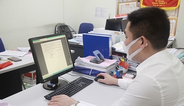 Cán bộ Sở Tài nguyên và Môi trường Hà Tĩnh giải quyết hồ sơ về lĩnh vực đất đai thông qua dịch vụ công trực tuyến.