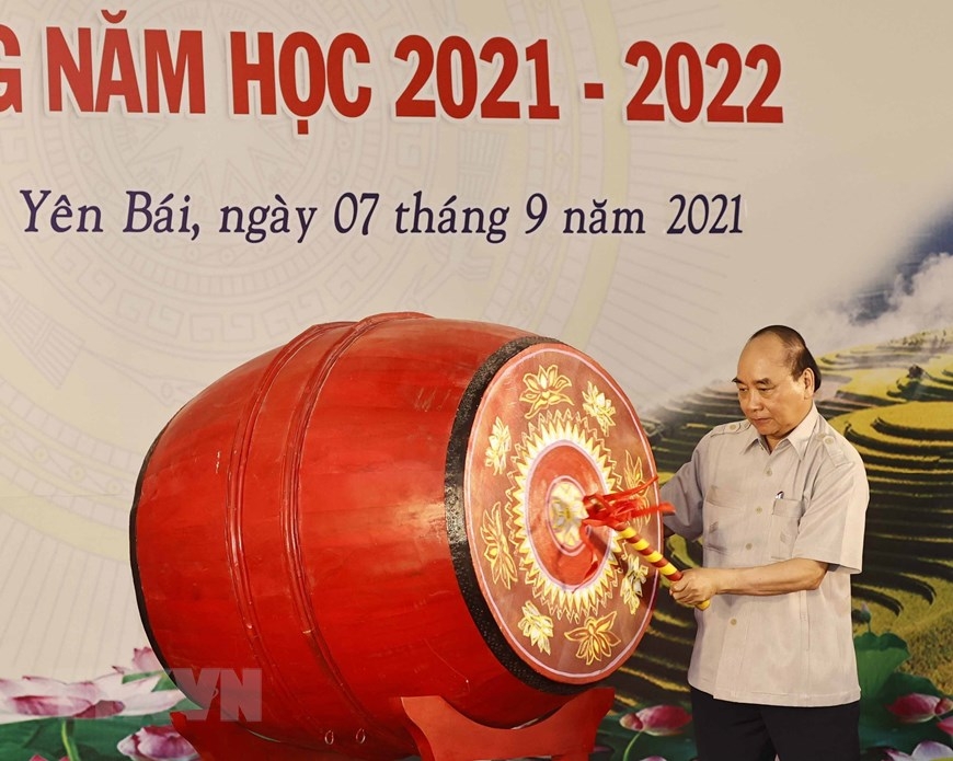 Chủ tịch nước Nguyễn Xuân Phúc đánh trống khai giảng năm học mới tại Yên Bái