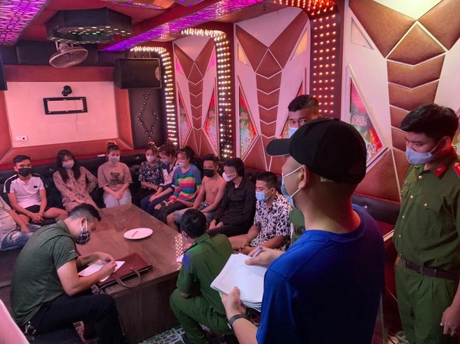 Bắt nhóm thanh niên tụ tập sử dụng ma túy tại quán karaoke