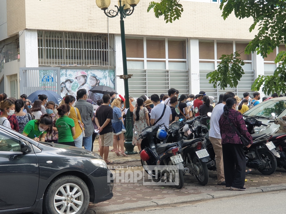 Nhiều người đổ về Thanh Xuân Trung mua thuốc và tiêm chủng