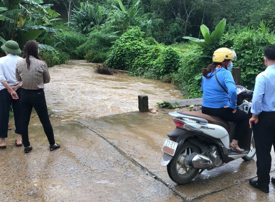 Học sinh bị lũ cuốn trôi khi đang trên đường đi học