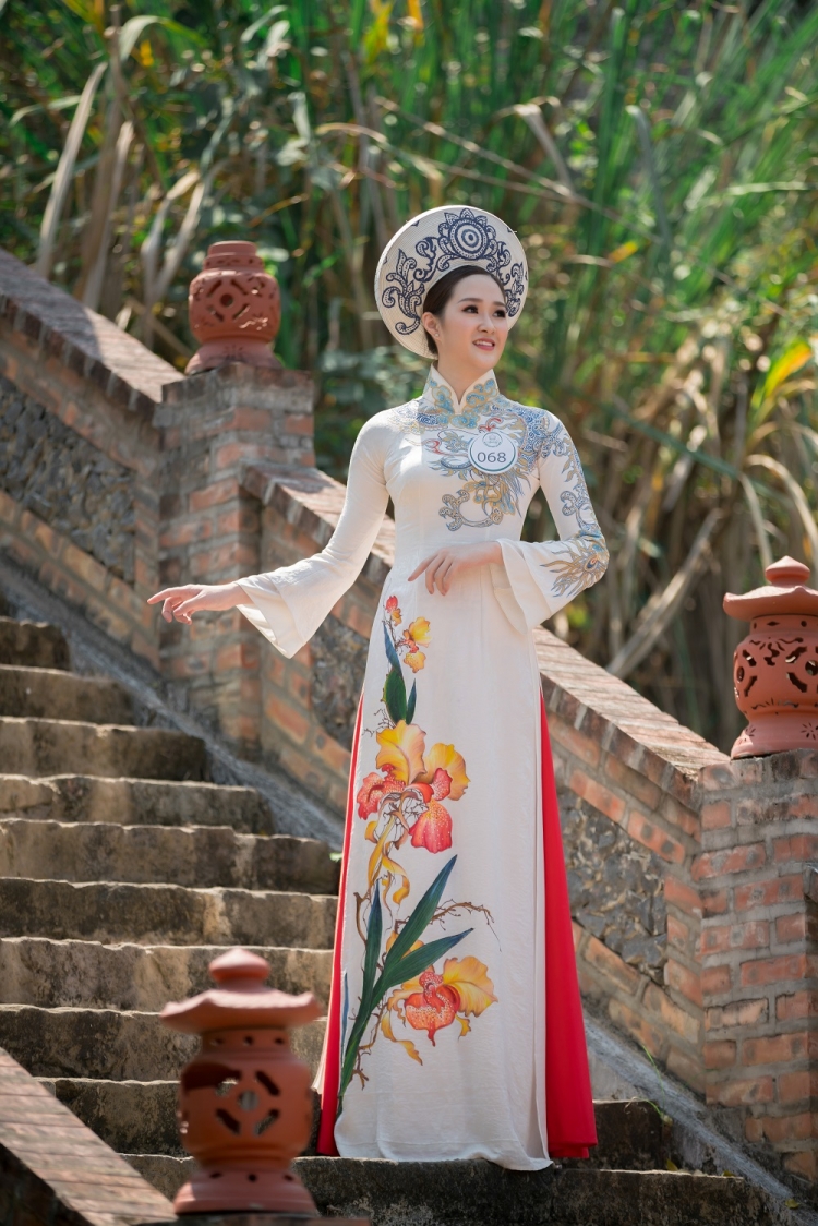 top 25 nguoi dep du lich non nuoc cao bang khoe dang goi cam voi ao dai