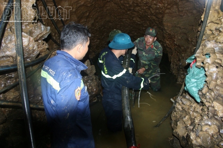 canh sat pccc chien dau het minh tren mat tran chong giac lua