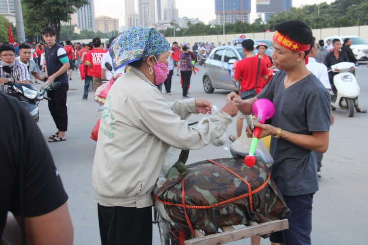 truoc them tran dau bong da giua viet nam malaysia