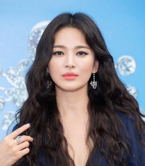 Lần đầu tiên, Song Hye Kyo xuất hiện trước công chúng tại Hàn Quốc kể từ khi ly hôn lan dau tien song hye kyo xuat hien truoc cong chung tai han quoc ke tu khi ly hon