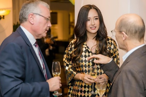 Mai Phương Thúy làm khoe thẻ diễn giả tại Hội nghị của doanh nghiệp tỷ đô