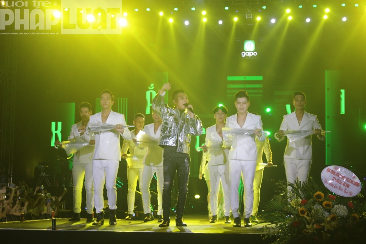 Liveshow Gặp gỡ thanh xuân kỷ niệm 10 năm đi hát của ca sĩ Khắc Việt