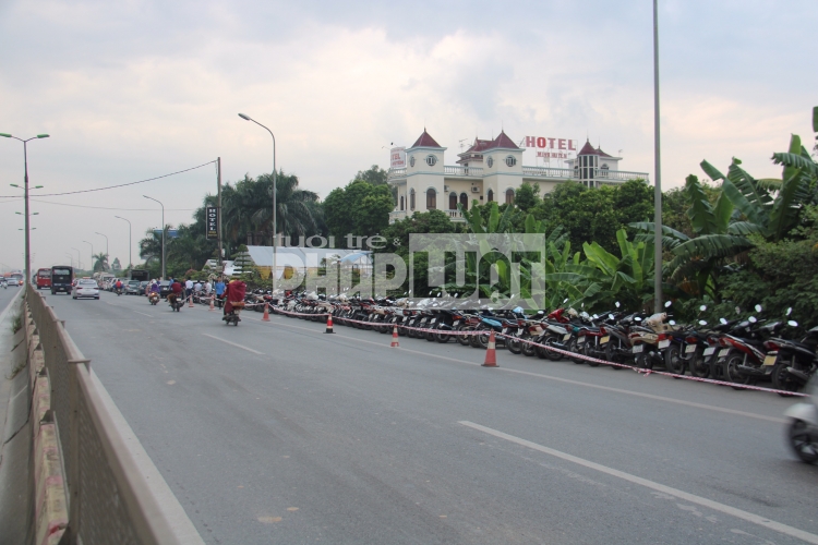 khach san tu y chan duong cao toc de lam noi gui xe phuc vu dam cuoi