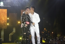 Ca sĩ Tuấn Hưng ôm hôn đàn em Khắc Việt trong đêm liveshow