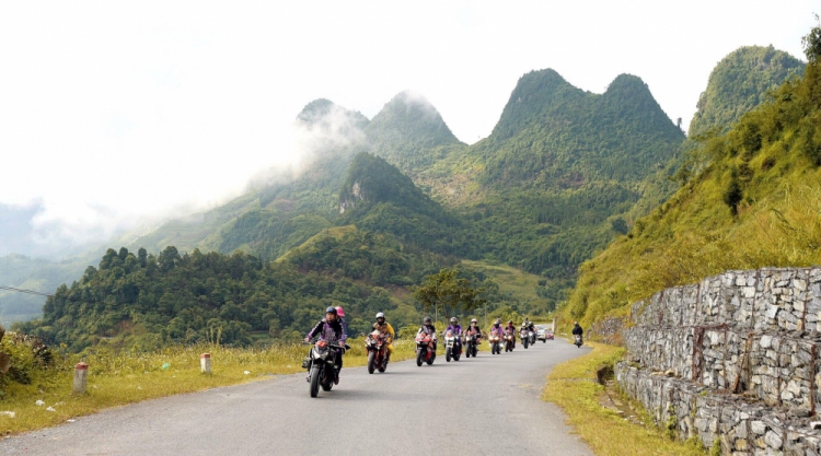 mac trang phuc dan toc di xe phan khoi lon doan ruoc dau o lao cai khien dan mang chu y