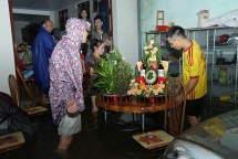 Ăn hỏi đúng ngày ngập lụt, nhà trai quyết mang sính lễ đến với cách vô cùng đặc biệt