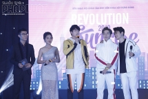 Nhóm nhạc The Wings Band khiến đêm nhạc hội của sinh viên bốc lửa