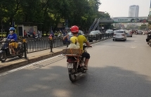 Hình ảnh bố đèo con ngồi trong thúng gây sốt cộng đồng mạng