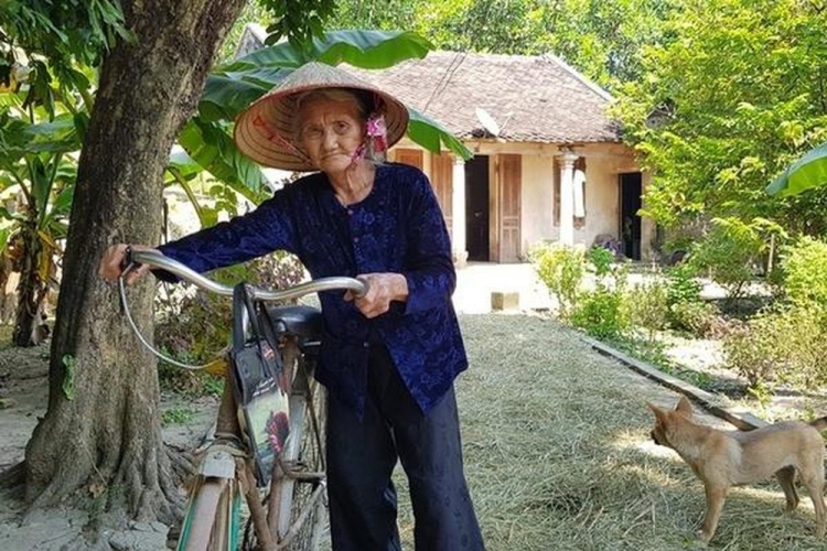 Cụ bà 83 tuổi đạp xe xin thoát nghèo đọc thơ trên sân khấu và những câu nói khiến mọi người “thán phục”