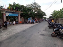 Hành động nhỏ đón con lúc tan trường, phụ huynh khiến cộng đồng mạng đòi nhân rộng mô hình