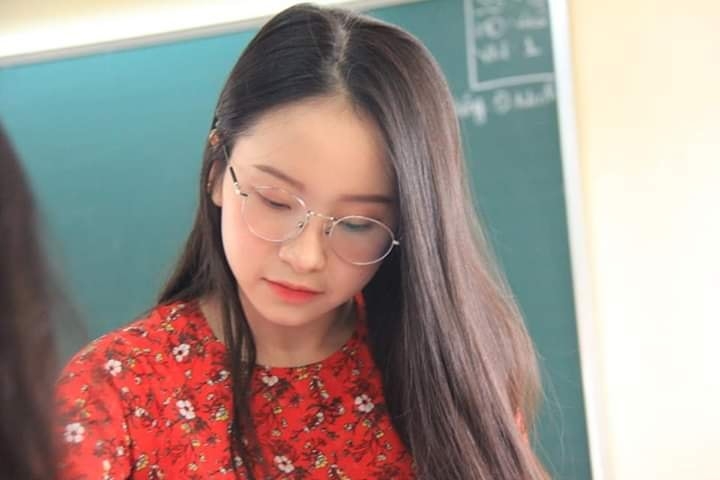 xuat hien co giao day tieng anh xinh nhu hotgirl khien cong dong mang dua nhau xin danh tinh