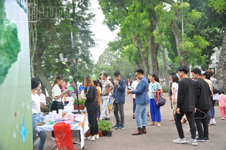 ky la voi gian cho doi nhua lay cay tren tuyen pho di bo ha noi