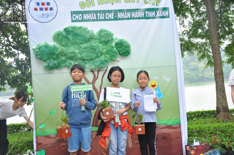 ky la voi gian cho doi nhua lay cay tren tuyen pho di bo ha noi