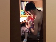 Hình ảnh anh trai dỗ dành em gái nhỏ vô cùng ấm áp khiến mọi người ghen tị