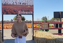 Chụp hình với bí ngô mừng Halloween: Phạm Hương bị chỉ trích, Hứa Vĩ Văn được khen hết lời