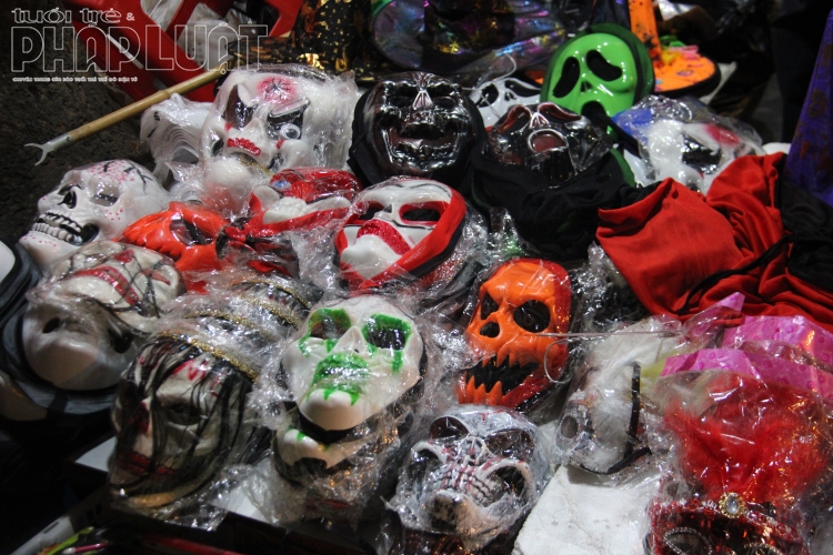 Đồ chơi Halloween cho giới trẻ càng kinh dị càng cháy hàng