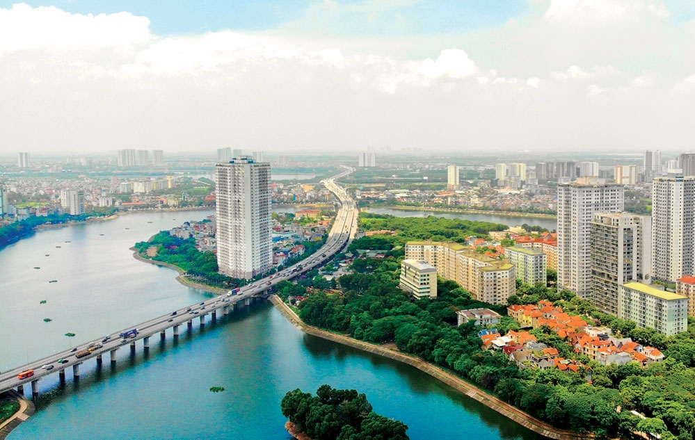 Hồ điều hòa khu đô thị kiểu mẫu Linh Đàm với dải cây xanh bao quanh giúp cải thiện năng lực thoát nước cho khu vực phía Nam Hà Nội.