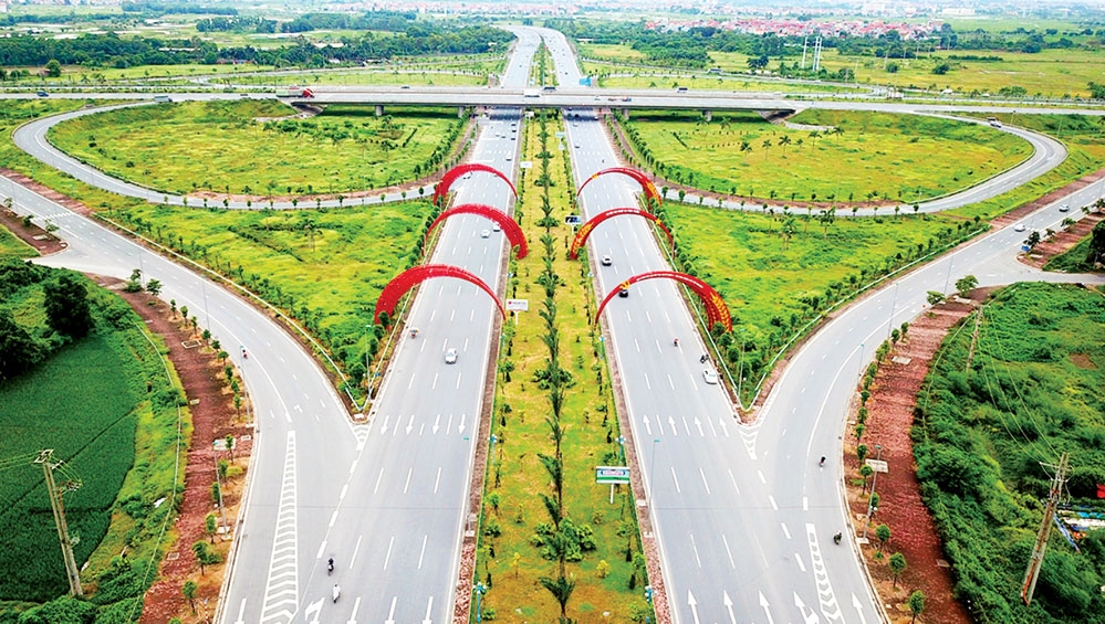 Đường mang tên Đại tướng Võ Nguyên Giáp dài 12km, nơi thường xuyên đưa đón các đoàn khách quốc tế đi từ sân bay Nội Bài về trung tâm thành phố.