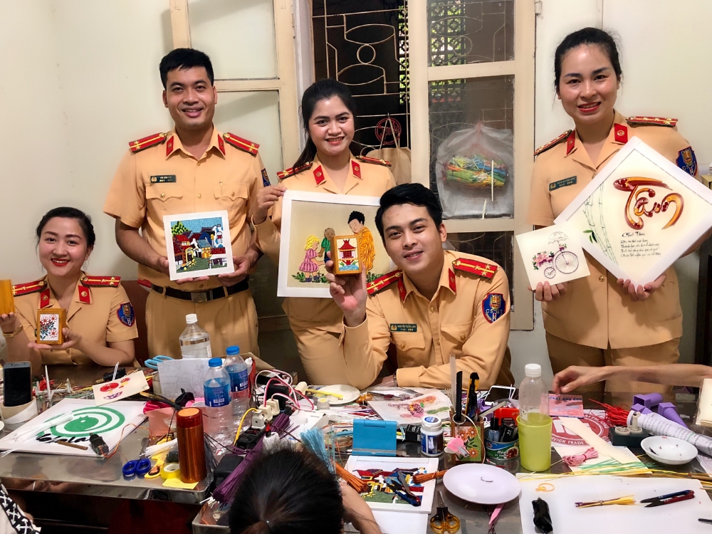 Chi đoàn Đội CSGT số 3 tặng quà cho các chị em khuyết tật ngày Phụ nữ Việt Nam 20/10.