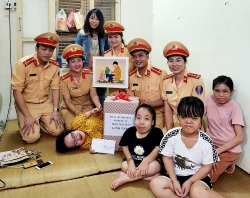 doan thanh nien doi csgt so 3 ha noi tang qua cho chi em phu nu khuyet tat dip 2010