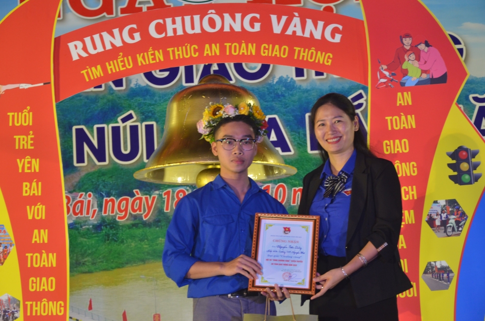 Bí thư Tỉnh đoàn trao tặng chứng nhận cho thí sinh xuất sắc Rung chuông vàng.
