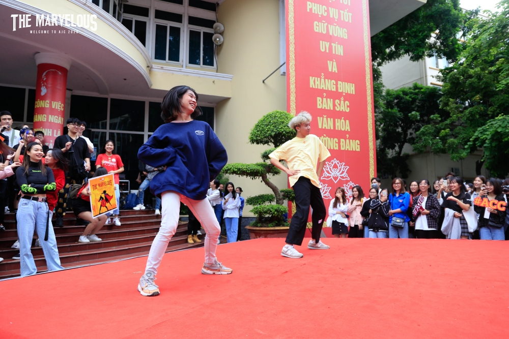 Dù mới là tân sinh viên K40, nhưng hai bạn Vũ Việt Hoàng, Vũ Thu Thảo đã rất tự tin thể hiện tài năng nhảy hiện đại của mình. 